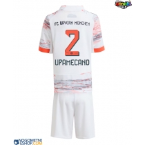 Otroški Nogometni dresi Bayern Munich Dayot Upamecano #2 Gostujoči 2025-26 Kratek Rokav (+ Kratke hlače)